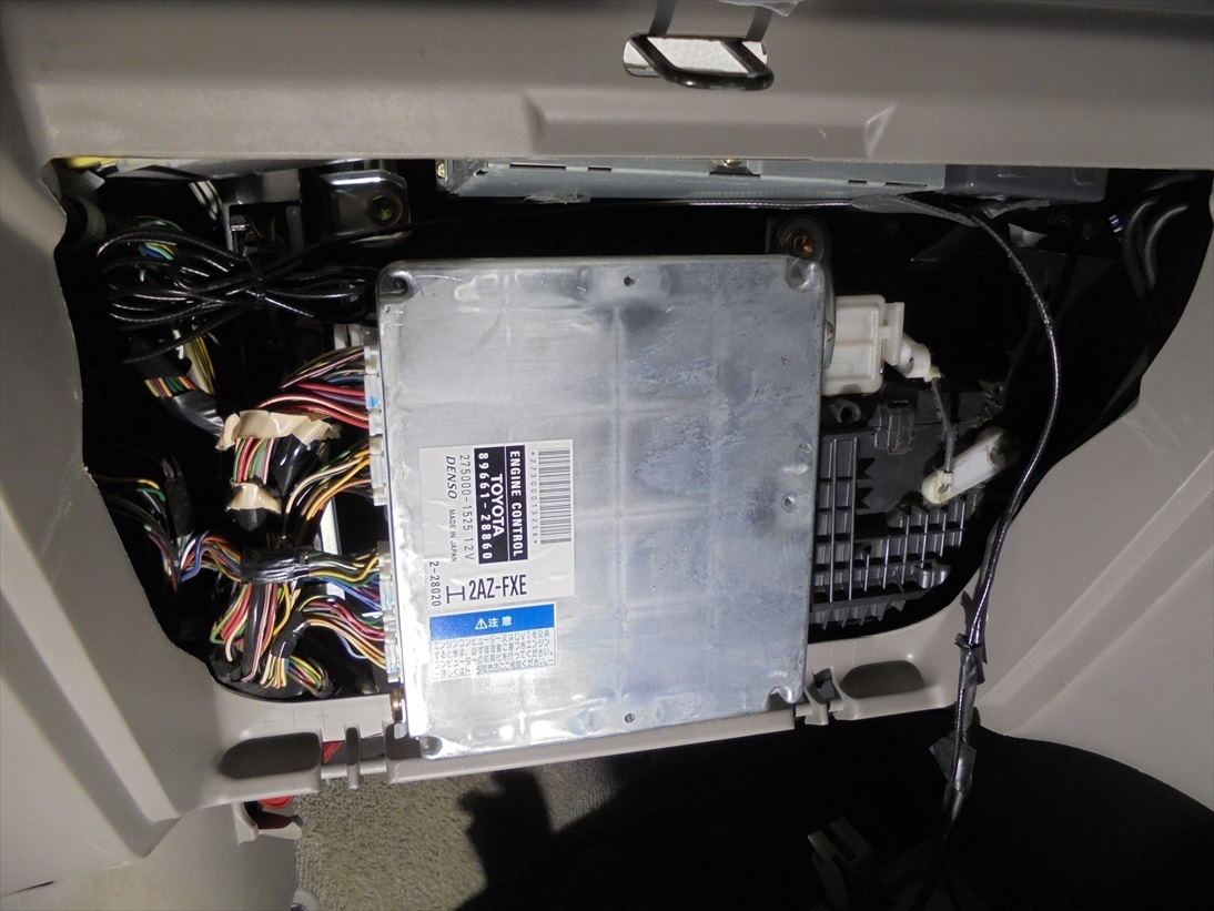 トヨタ　エスティマ　バッテリーコンピューター内部基盤焼け液漏れ確認済み